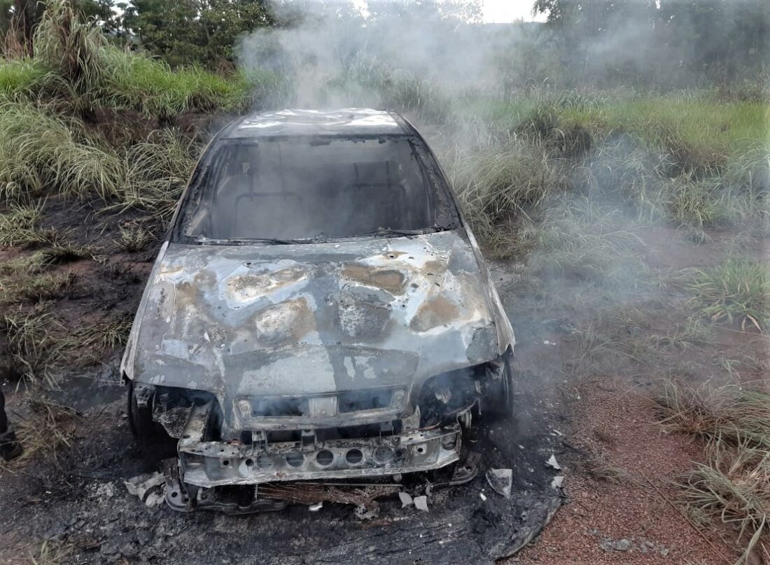 Homem limpa terreno com fogo e chamas acabam destruindo seu veículo em Paraíso do Tocantins