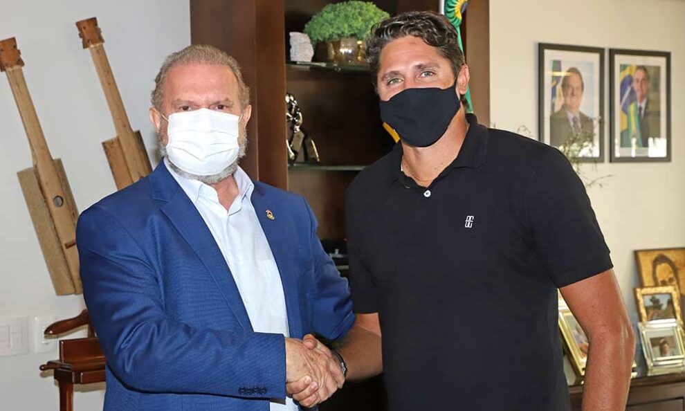 Ex-jogador da seleção Edmílson Moraes é recebido no Palácio Araguaia em meio a viagem para conhecer clubes de futebol tocantinenses