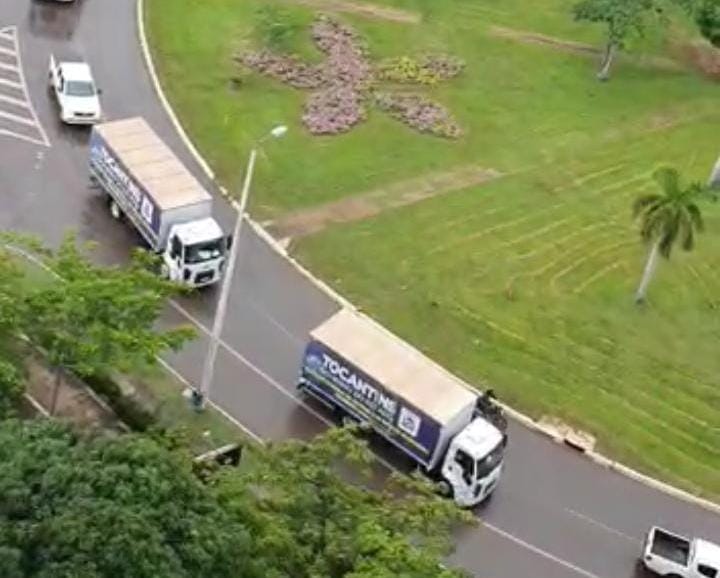 Em Palmas, caminhões escoltados pela PM são confundidos com a chegada das vacinas contra a Covid-19; veja vídeos