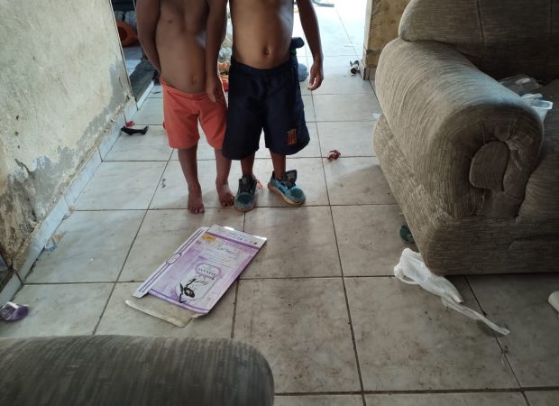 Crianças encontradas abandonadas e comendo fezes em residência em Goiânia será abrigada por parentes no Tocantins
