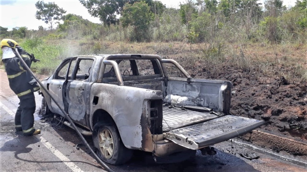 Caminhonete fica destruída após motor pegar fogo na BR-153 entre Paraíso e Barrolândia