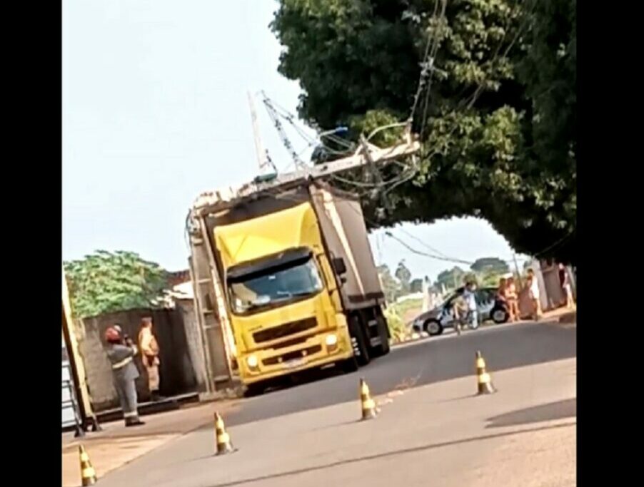 Mais de 200 clientes ficam sem energia após motorista de caminhão derrubar poste em Araguaína