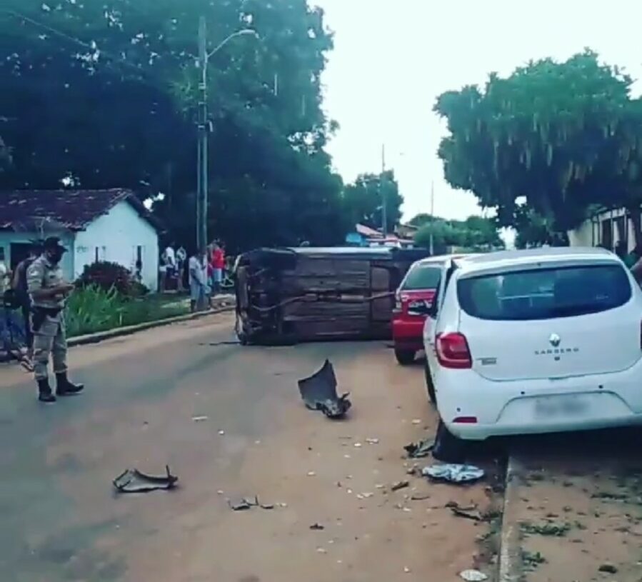 Motorista embriagado perde controle e bate em dois veículos antes de tombar em Araguatins; irmã do condutor foi presa por desacatar PMs