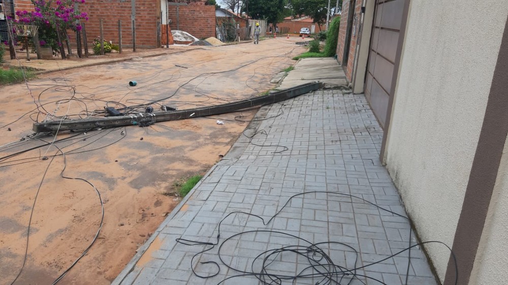 Caminhão derruba dois postes de energia em setor de Araguaína e mais de 200 pessoas ficam sem energia