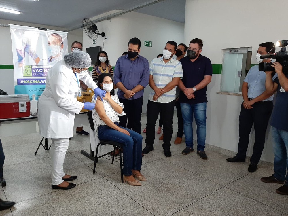 Técnica de enfermagem e coordenador do Hospital de Campanha são os primeiros vacinados contra a Covid-19 em Araguaína