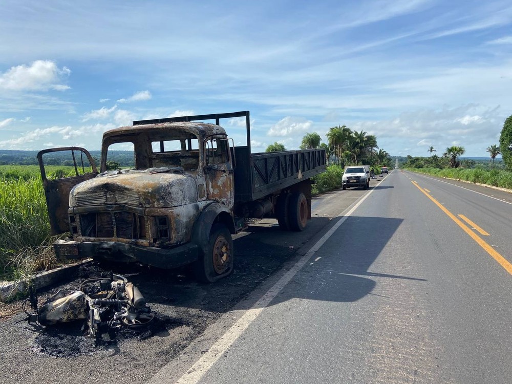 Colisão entre motocicleta e caminhão deixa dois mortos na BR-153 entre Wanderlândia e Araguaína