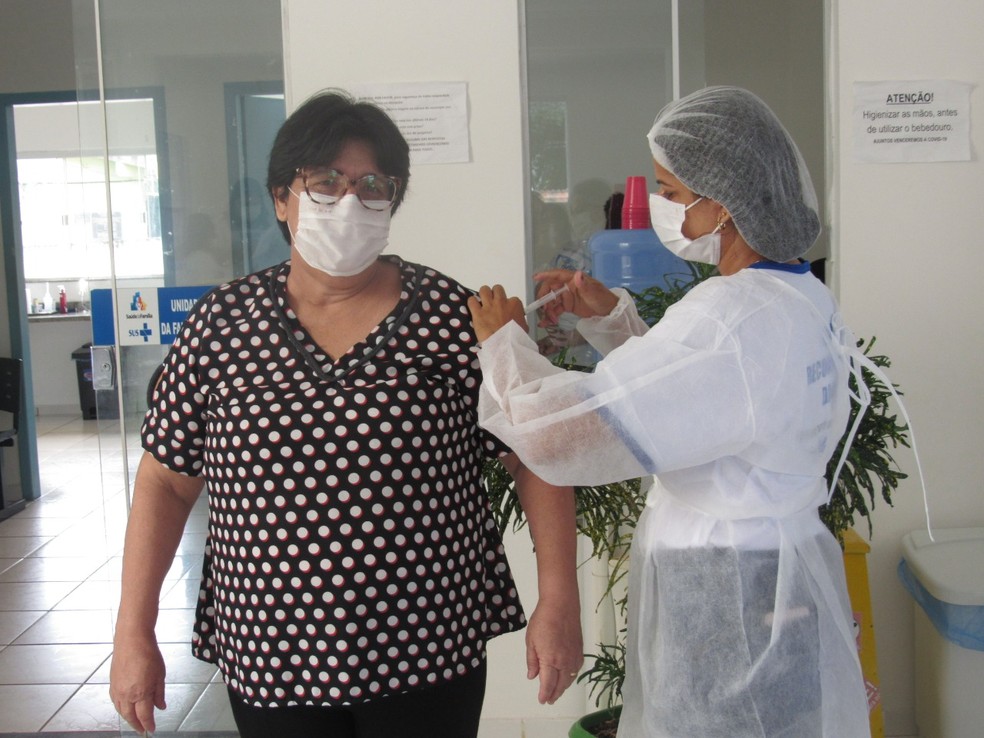 Furando Fila? Secretária de saúde de Araguacema é vacinada antes de profissionais da linha de frente e causa indignação na cidade
