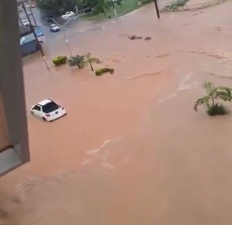 Em Gurupi, forte chuva provoca transtorno no centro cidade; Veja vídeo