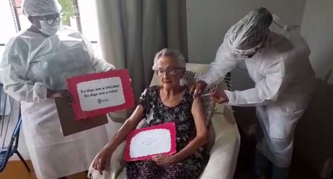 Imunizada: Idosa de 98 anos é vacinada contra Covid-19 em Cristalândia Tocantins