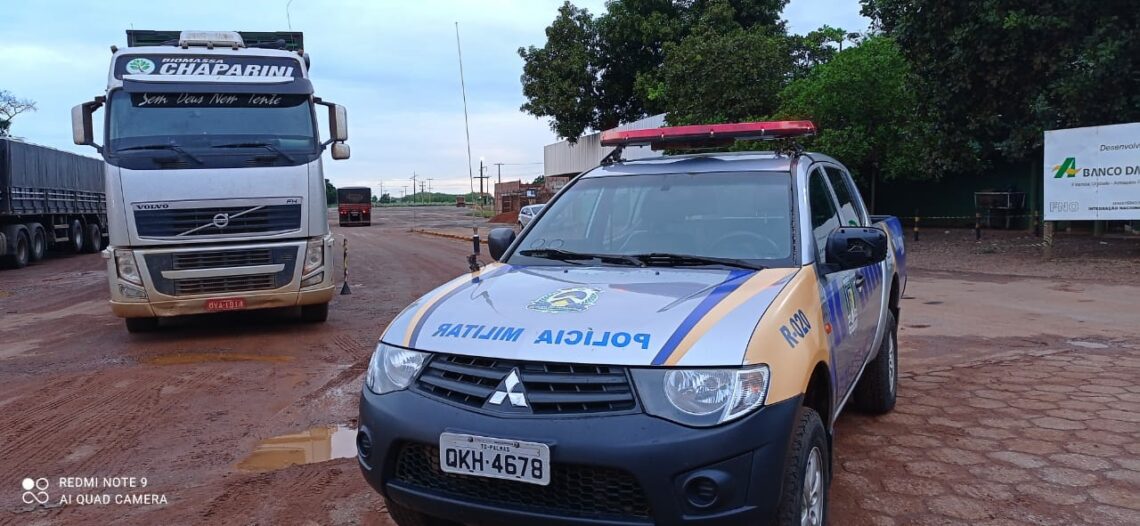 PM prende quadrilha após roubarem carreta com carga de eucalipto em Gurupi