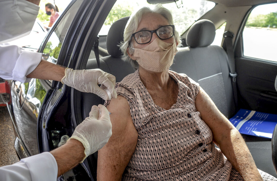 Em Palmas, idosos acima dos 80 anos recebem segunda dose da vacina contra a Covid-19 nesta quinta-feira (4)