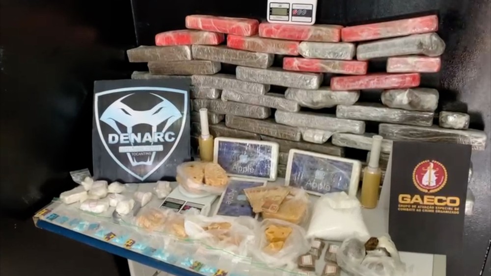 Denarc prende três pessoas em flagrante com cinco tipos de drogas dentro de carro em Palmas