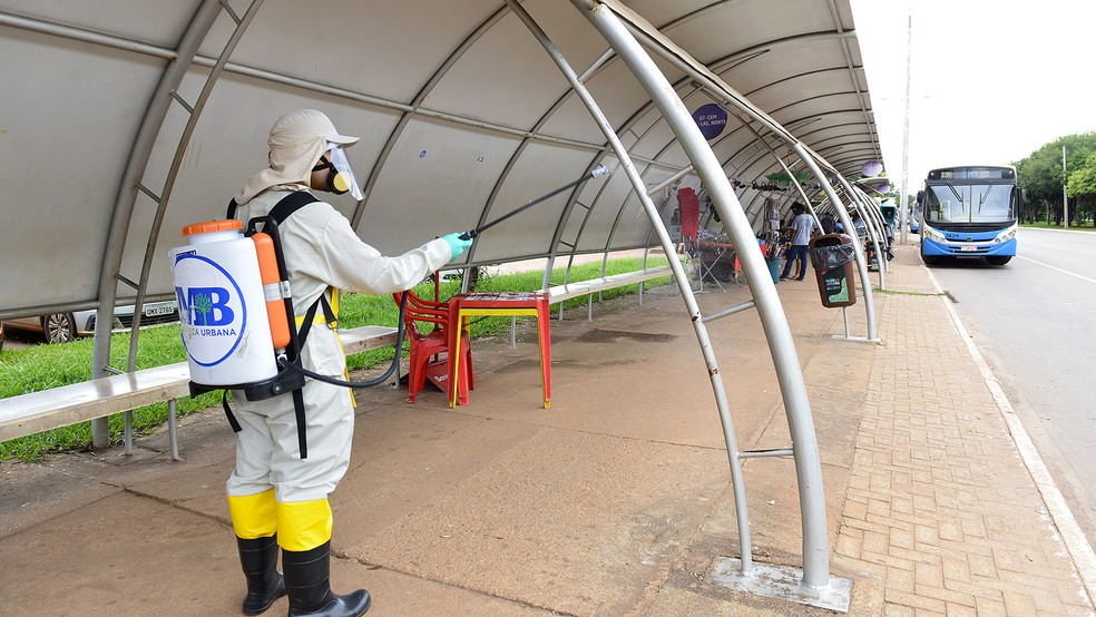Mais proteção: Prefeitura de Palmas faz limpeza nas estações de ônibus e isola academias ao ar livre na capital