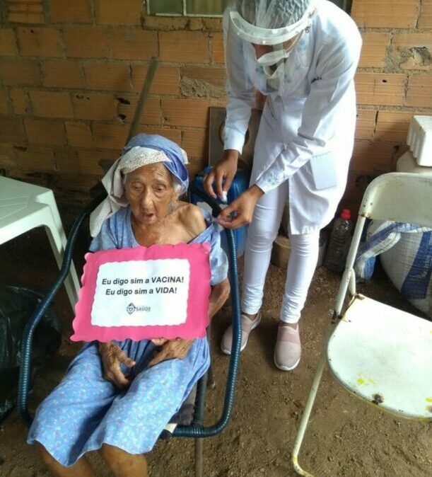 Moradora mais antiga de Cristalândia recebeu a primeira dose da vacina contra Covid-19 em casa