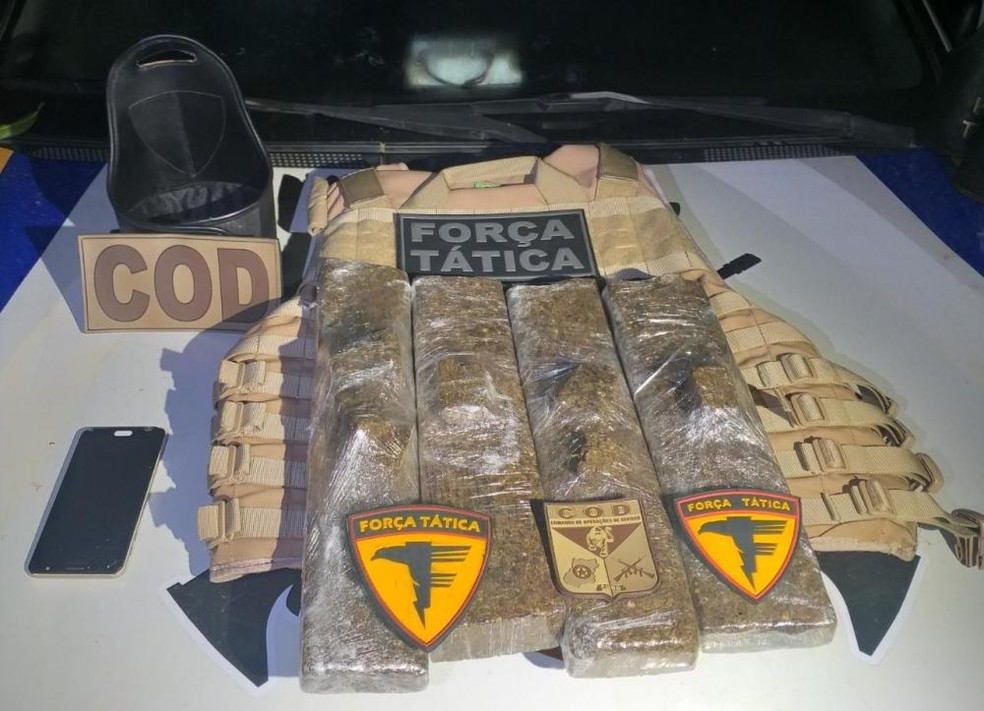 PM prende passageiro de ônibus interestadual após encontrar tabletes de maconha dentro de mochila em Arraias