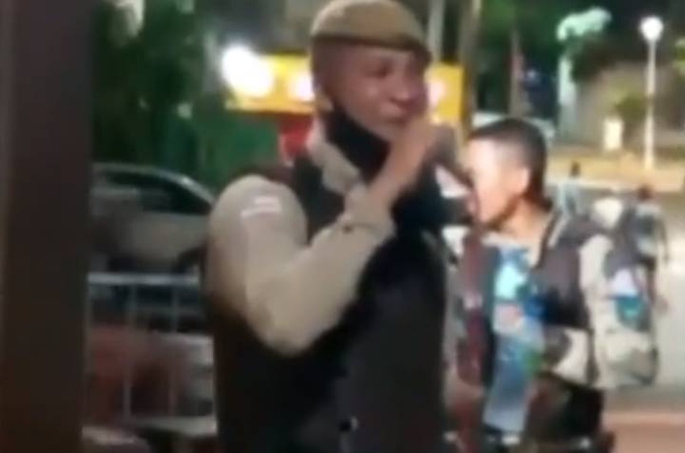 VÍDEO: Policial Militar viraliza nas redes sociais após ser filmado cantando em bar