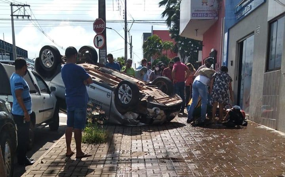 Taxista tem convulsão no meio de uma corrida e acaba atropelando pedestre e capotando o carro em Araguaína