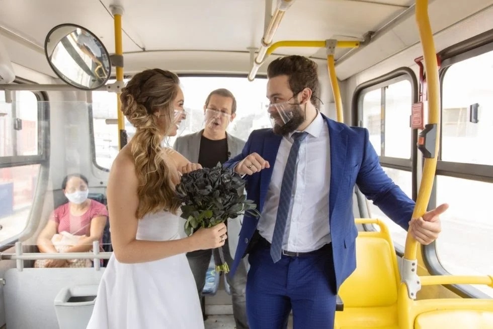 Em protesto, grupo faz ‘casamento’ dentro de ônibus e viraliza na internet; veja vídeo