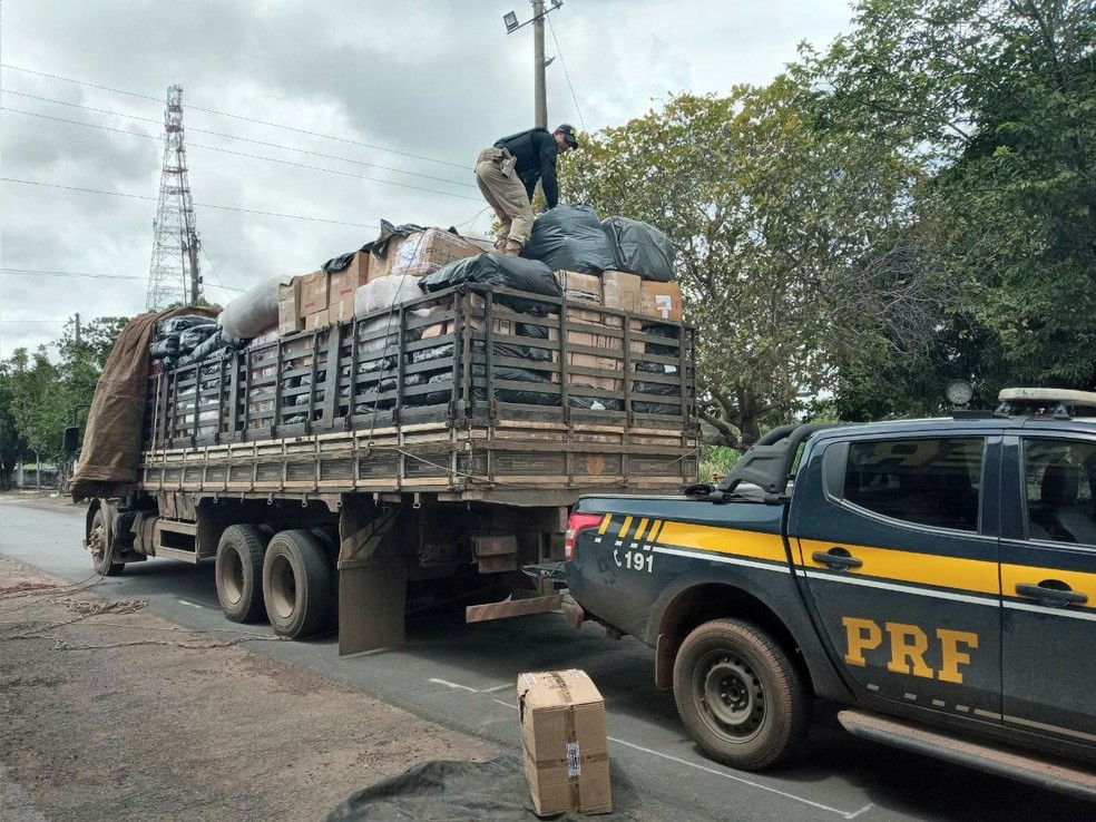 Caminhão carregado de mercadorias ilegais é apreendido pela Polícia Rodoviária Federal no sul do Tocantins