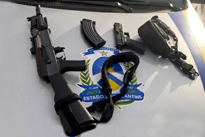 Em Palmas: Mãe denuncia filho por agressão e durante prisão policiais encontram com o homem réplicas de fuzil AK-47 e pistola
