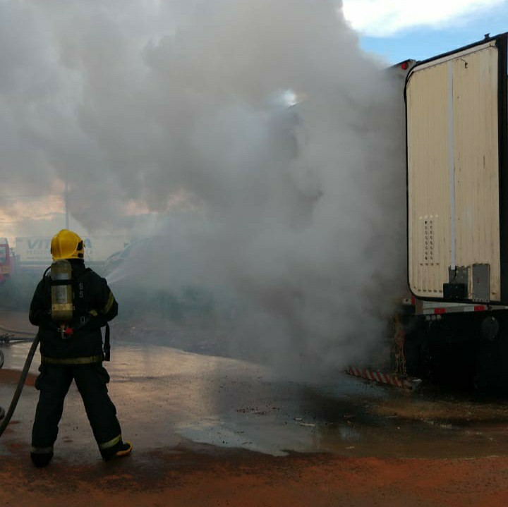 Vazamento de produto perigoso em caminhão coloca vidas de pessoas em risco em Araguaína; a ocorrência foi atendida pelos bombeiros militares