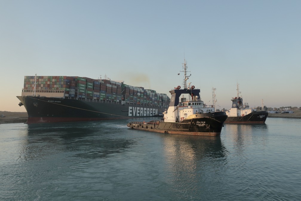 Meganavio é desencalhado no Canal de Suez após 6 dias e volta a navegar
