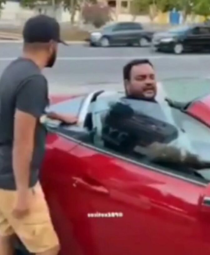 Empresário descobre que 'não cabe' no carro após comprá-lo e viraliza na internet; veja vídeo