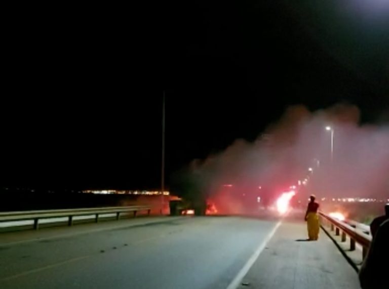 VÍDEO: Caminhão carregado de soja pega fogo na ponte da Amizade sob o lago de Palmas