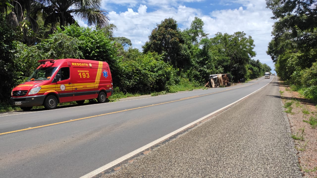 Bombeiros militares socorrem motorista após carreta tombar próximo a município da região sudeste do Tocantins