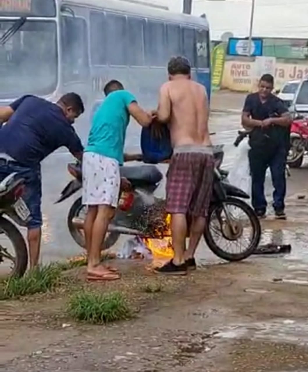 Perigo! Motocicleta pega fogo e causa alvoroço em avenida de Taquaralto; veja vídeo