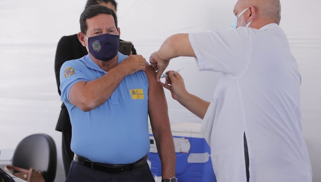 'Fiz minha parte como cidadão consciente', diz Mourão após ser vacinado contra Covid-19