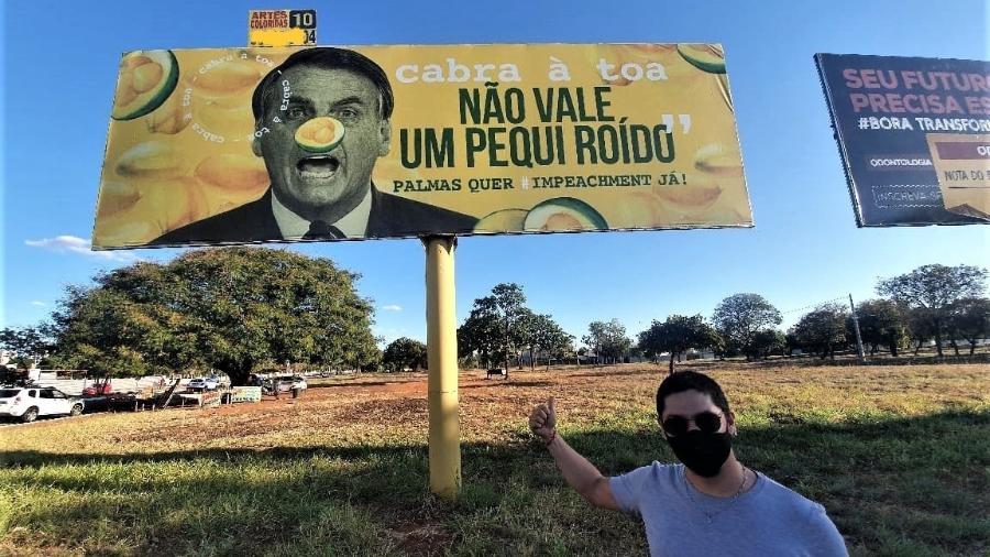 Sociólogo de Palmas é investigado pela PF após instalar outdoor contra Bolsonaro: ''Não vale um pequi roído''