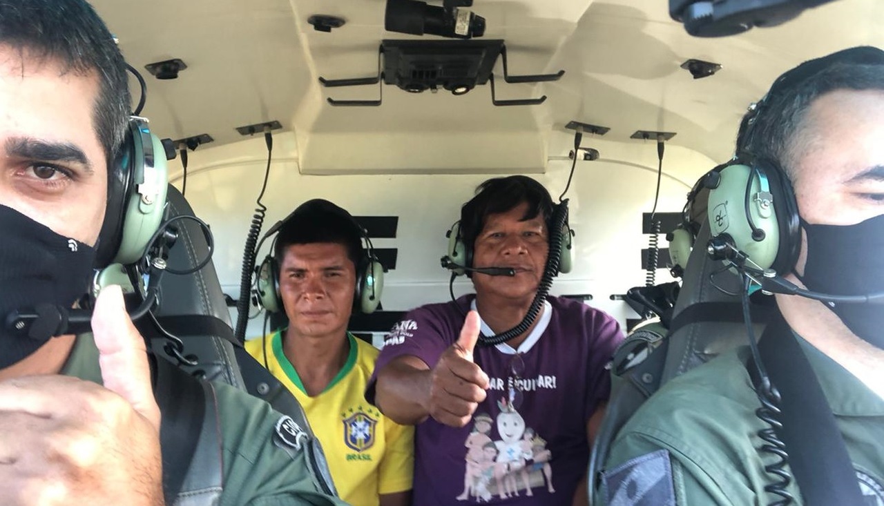 Helicóptero do Ciopaer resgata indígena que havia se perdido na mata na Ilha do Bananal