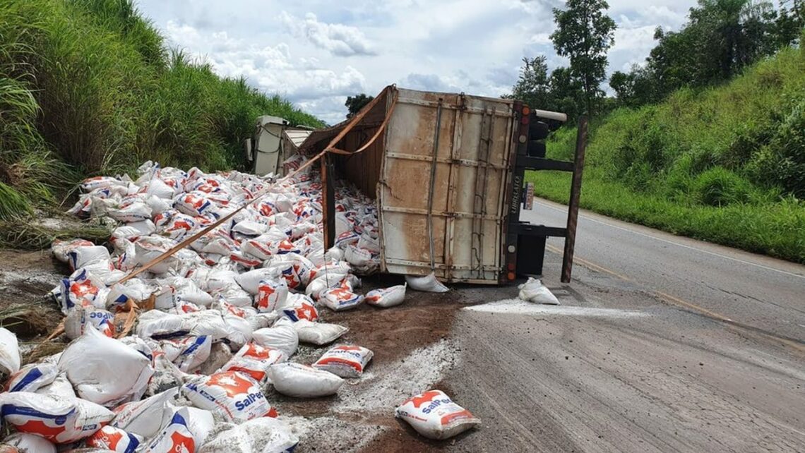 Caminhão carregado com sal tomba na TO-040 próximo de Dianópolis do Tocantins