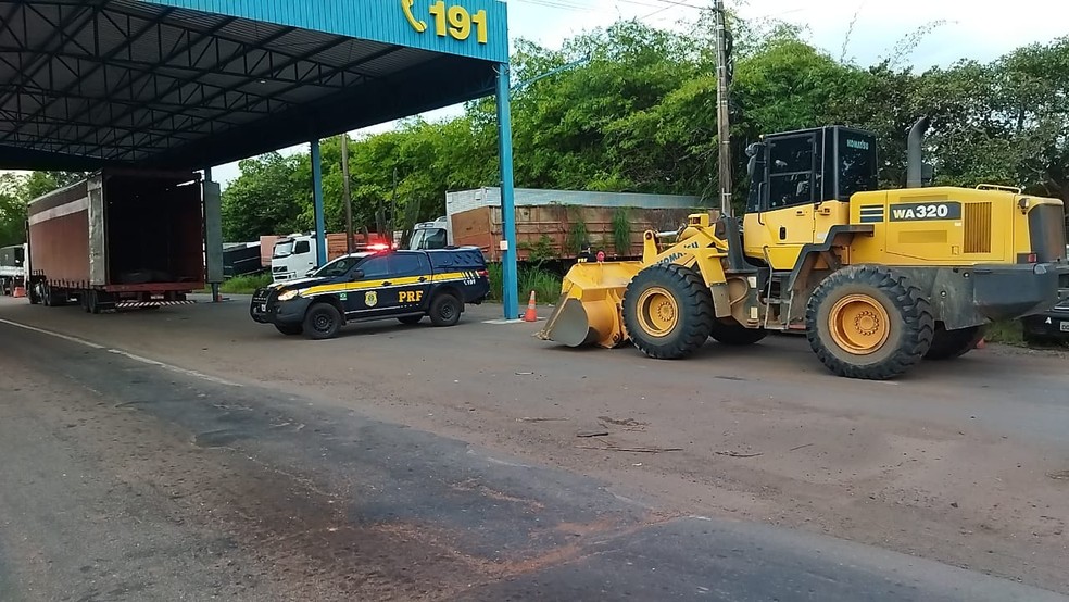 Em Guaraí, PRF prende caminhoneiro que transportava pá carregadeira roubada na BR-153