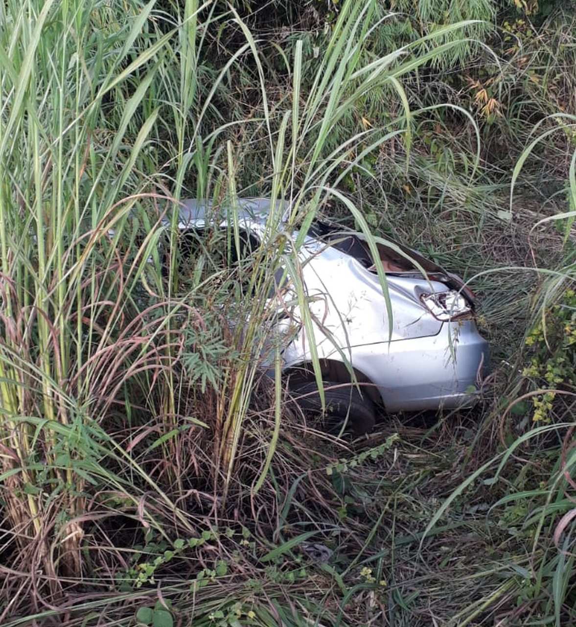 Acidente: Mulher de 42 anos morre após capotar carro e cair em ribanceira na TO-374 em Aliança do Tocantins