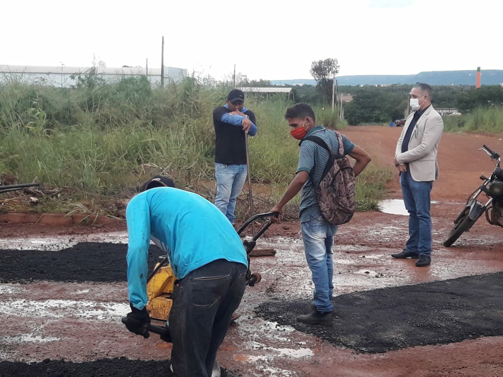 Vereador Eudes Assis fiscaliza de perto obras de tapa-buraco e recapeamento asfáltico em quadra de Palmas