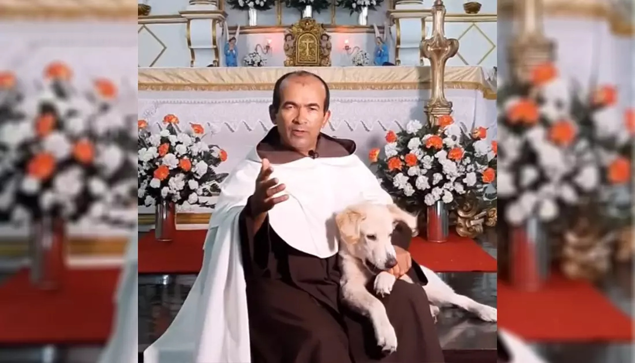 Melhor amigo do homem! Padre celebra missa ao lado de cachorro e vídeo viraliza nas redes sociais; veja aqui