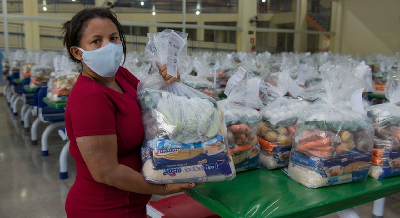 Em Palmas, alunos da rede municipal em condição de vulnerabilidade social recebem kits de alimentos