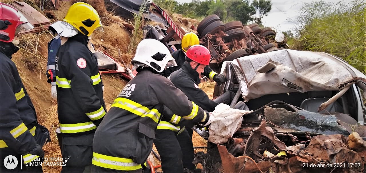 Acidente grave entre carreta e camionete deixa uma vítima fatal na TO–022 em Palmas