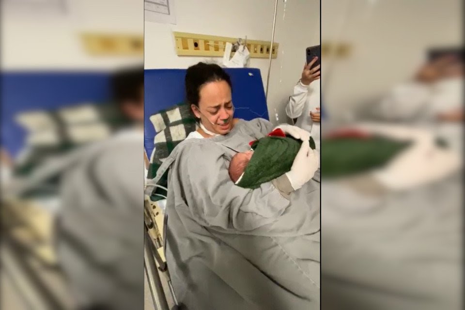 Emocionante! Curada da Covid, mãe encontra pela 1ª vez filho recém-nascido; veja vídeo