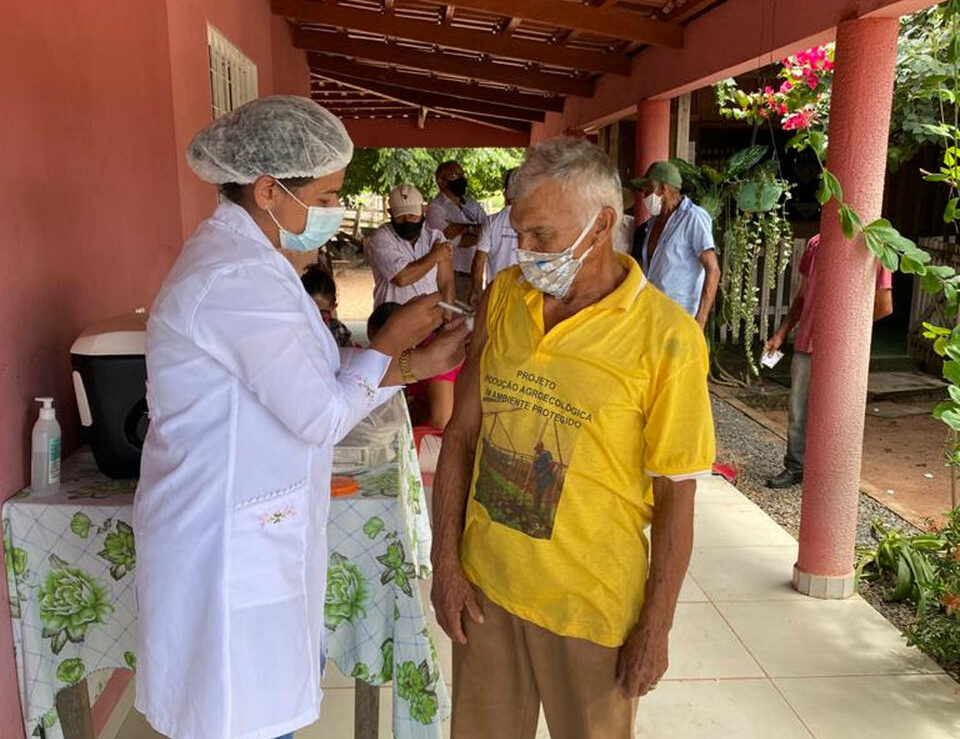 Em Araguaína, idosos acima de 66 anos da zona rural começam a ser vacinados contra a Covid-19