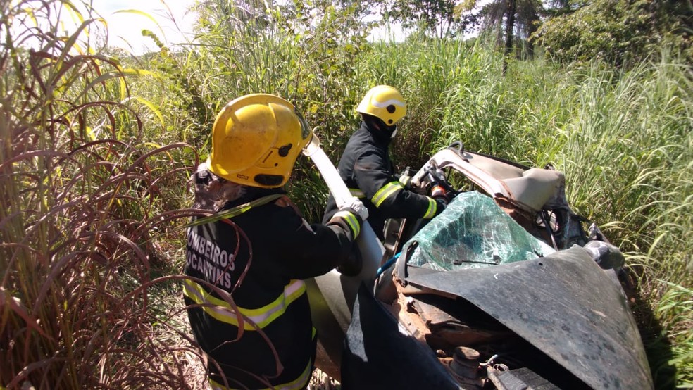 Acidente frontal entre picape e carreta deixa uma morte na TO-335 em Colinas do Tocantins; carro ficou completamente retorcido