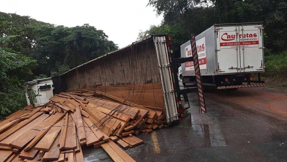 Acidente envolvendo caminhão deixa BR-153 interditada por mais de 3 horas entre Gurupi e Aliança