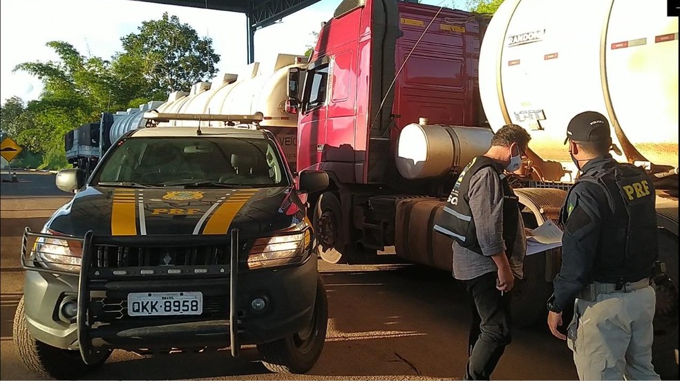 Caminhões-tanque com mais de 170 mil litros de etanol são apreendidos pela PRF por suspeita de sonegação de imposto