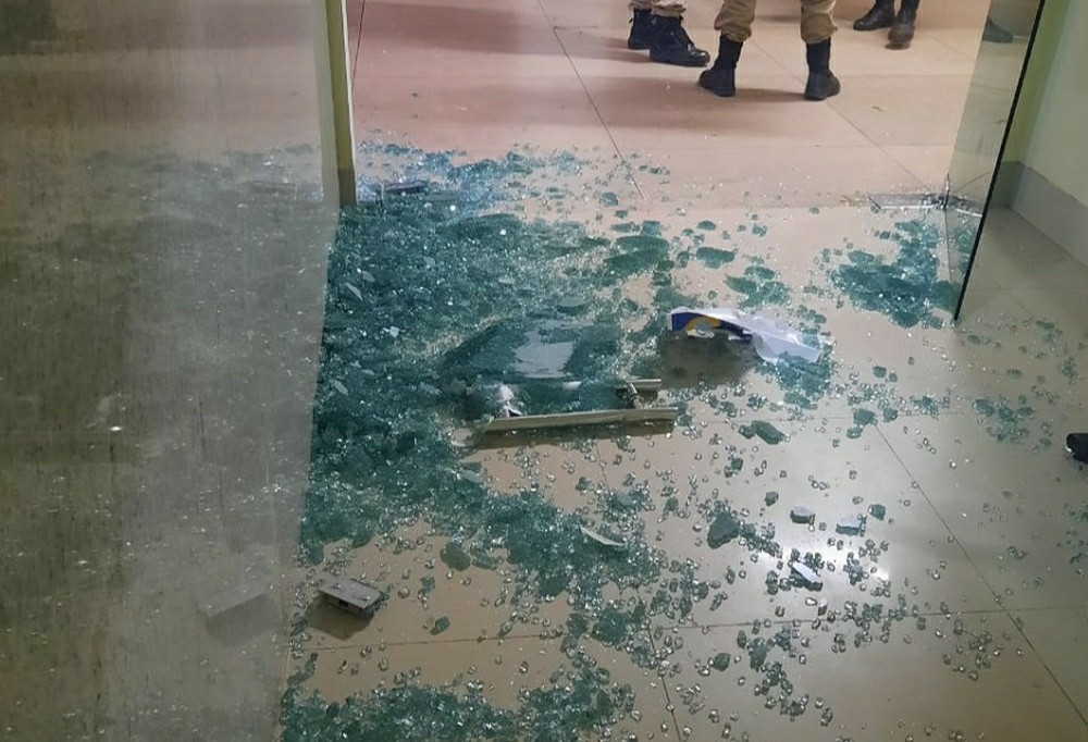 Desespero! Paciente morre e filha quebra porta do Hospital Regional de Augustinópolis na esperança de ver a mãe pela última vez