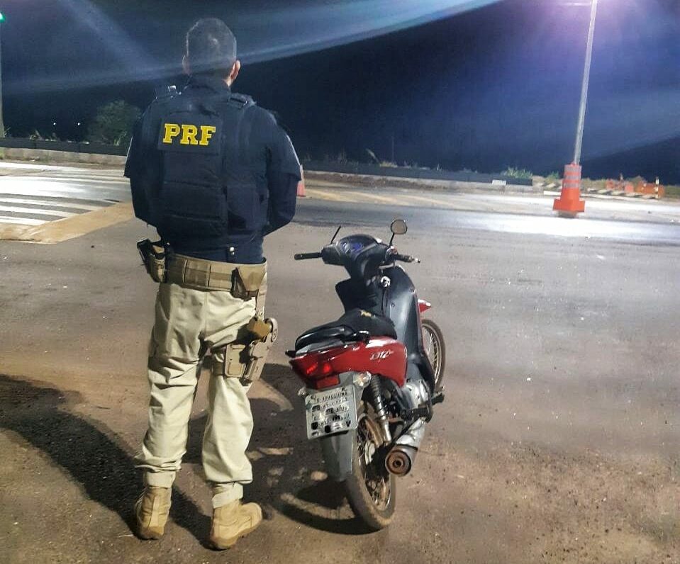 PRF prende motociclista que tentou fugir após ordem de parada na BR-153 em Araguaína