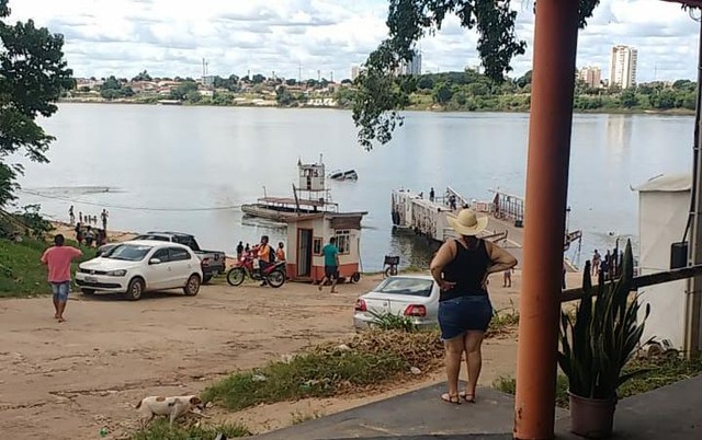 Homem morre afogado após camionete cair de balsa no Rio Tocantins; veja vídeo