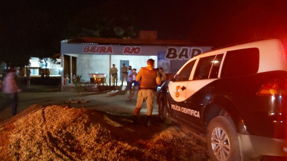 Casal é morto a tiros dentro de casa em Luzimangues