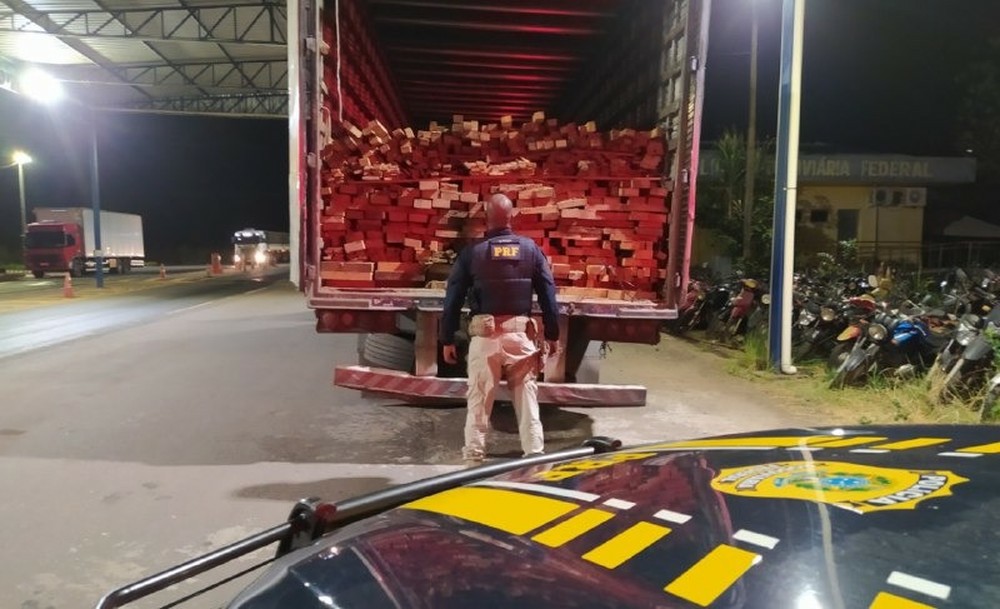 Caminhoneiro é pego em flagrante transportando carga de madeira irregular e com comprimidos de rebite na BR-153 em Araguaína